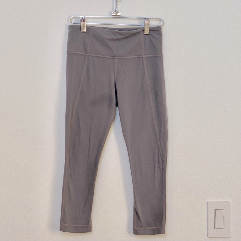 Athleta cropped athletic women’s pants, grey Size XS great condition